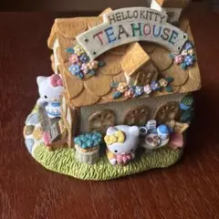 サンリオ　Hello Kitty Tea House 貯金箱　ジオラマ サンリオ Hello Kitty Tea House 貯金箱 ジオラマ - メルカリ