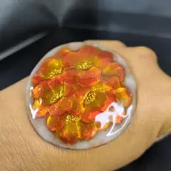 七宝焼（クロセネイ）オレンジと黄色の花模様のガラスエナメルブローチ