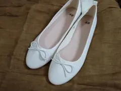 H&M ホワイト 白フラットシューズ リボン付き新品未使用タグ付き