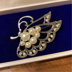 真珠のブローチ　蝶