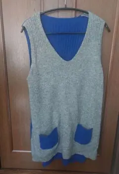 Vネック グレーと青のニットベスト