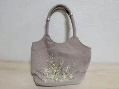 刺繍入りベージュハンドバッグ