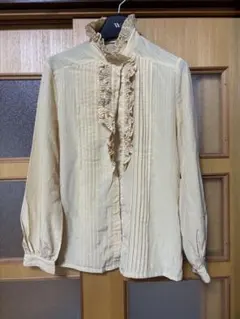 フリル付きベージュ長袖シャツ