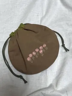ピンクのお花刺繍しました！まあるい小さめのポーチ（ハンドメイド）