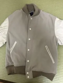 グレーとホワイト スタジャンのサムネイル