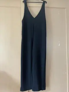 黒いVネックオールインワン