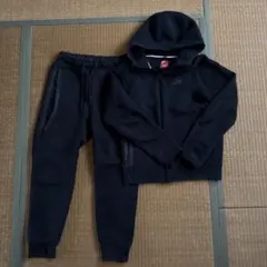 ナイキテックフリース　セットアップ　上下　サイズSM 新品未使用タグ付き 値下げ不可》ナイキ テックフリース セットアップ Sサイズ