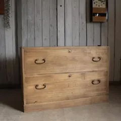 古く味のある木製の引き出し2段　チェスト　桐箪笥　タンス　古家具　古民家