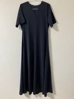 ur's Vネックフィットアンドフレアワンピースのサムネイル