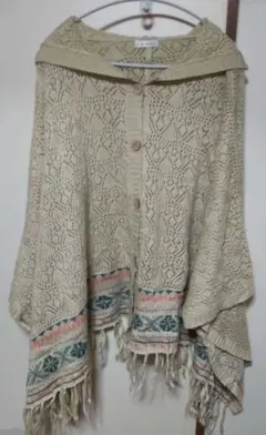 ベージュのフリンジ付き透かし編幾何学的模様入フード付きポンチョ M-Lサイズ