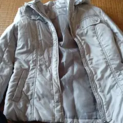 フード付きライトグレーのダウンジャケット