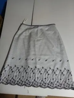 ブランヌーボ　ボーダ柄 刺繍入り フレアスカートMサイズのサムネイル