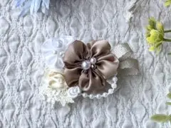 サテンリボンのお花と薔薇の小さめコサージュ【ゴールドベージュ系】 ハンドメイド