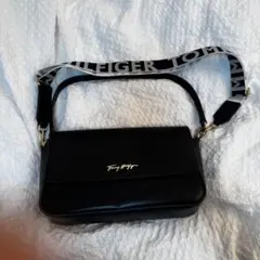 Tommy Hilfiger ブラックショルダーバッグ