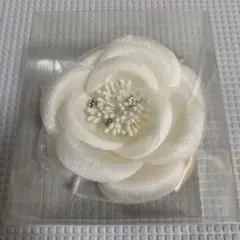コサージュ　ホワイト 花形 ブローチ ビーズ付き