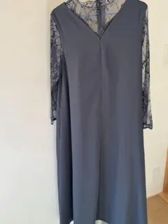 グレーのレース長袖Vネックロングドレス