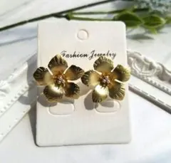 メタルフラワー　マットゴールド　大ぶり　イヤリング　ピアス　ハンドメイド