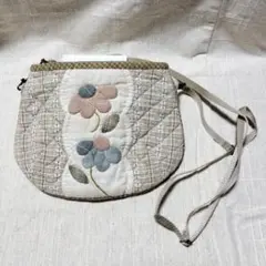花のアップリケ付きキルティングポシェット ハンドメイド サコッシュ