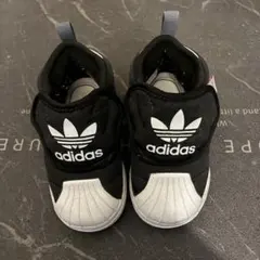 adidas スニーカー