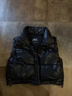 ZARA フェイクレザー ダウンベスト ブラック XSのサムネイル