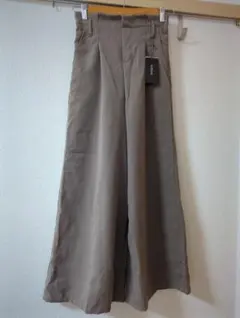 【✨️期間限定値下げ❗️✨️新品タグ付】SUREVE　ワイドパンツ　無地　カーキ