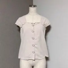 マジェスティックレゴン ボタン フリル ノースリーブ ブラウス