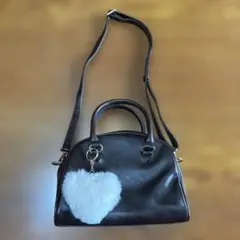 ハート型ファー付き黒ショルダーハンドバッグ