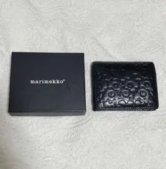 マリメッコ　ウニッコ型押し　折り財布　ブラック　レア　廃盤　ラウンドファスナー マリメッコ ウニッコ型押し 折り財布 ブラック レア 廃盤