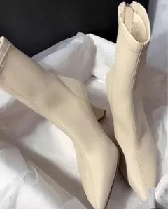 新品　大人気商品！！オフホワイトヒールブーツ