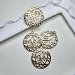 金色の幾何学模様ラウンドチャーム チャーム ゴールド 透かし 空枠