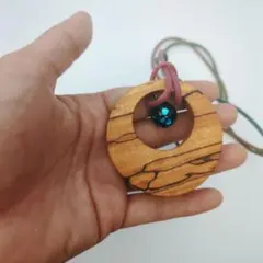 木製円形ペンダント 青いビーズ