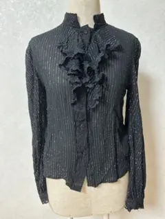 フリル付き黒長袖シャツ