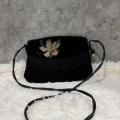 アーンジョー　刺繍付き黒ショルダーバッグ