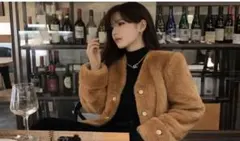 【新品】deux amourドゥーザムール　前ボタンVネックエコファージャケット