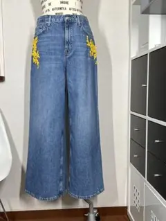 TOPSHOP  ブルーデニム、フレアパンツ　￼イエロー、ビーズ、刺繍付きのサムネイル