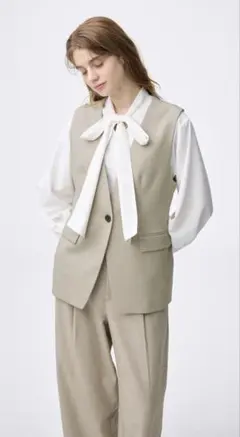 ベージュ ノーカラー ベスト