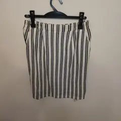 新品 未使用 白と黒のストライプ タイトスカート