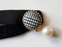 チェック柄ボタンとパールのチョーカーネックレス