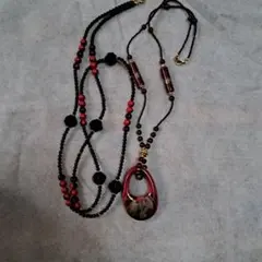 赤と黒のビーズロングネックレス