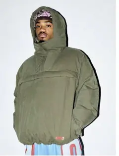 オリーブ色フード付きダウンジャケット