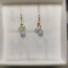 淡い青色ビーズとパールのピアス