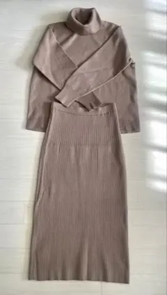 UNIQLO スフレヤーン　タートルネックニット&スカートセットアップ　ベージュ
