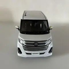トヨタ ルーミー カラーサンプルミニカー 1/30ダイキャスト製　非売品のサムネイル