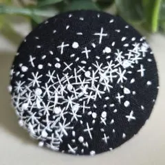 #145　北欧　刺繍ブローチ　ハンドメイド　くるみボタン