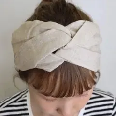 ベージュ ツイストヘアバンドのサムネイル