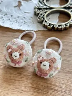 くまちゃんと小花刺繍のくるみボタンヘアゴム