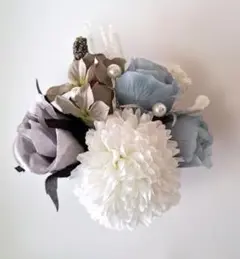 エレガントなマムとバラのコサージュ グレー 青 白