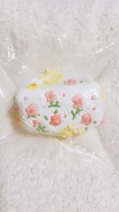 花柄装飾の四角い型のスクイーズ