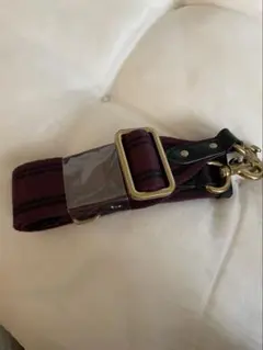 coachバーガンディとブラックのバッグストラップ