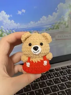 【ハンドメイド】赤いサロペットを着たくまさん あみぐるみキーホルダー